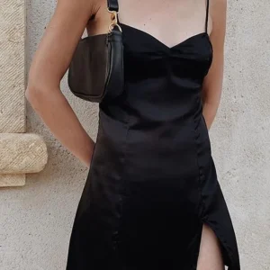 Robe Satin Noire Fendue