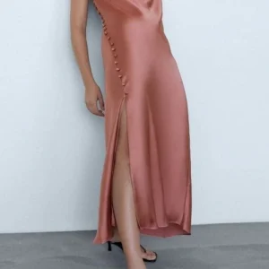 Robe Satin Rose Col Bénitier