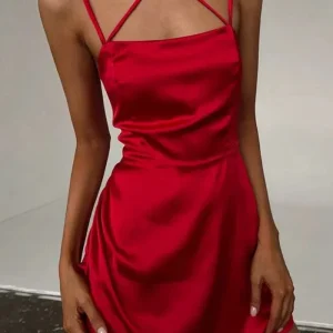 Robe Satin Rouge Col Carré