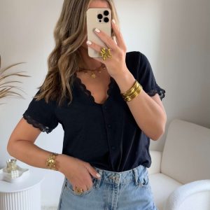 Blouse marine détail dentelle