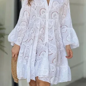 Robe blanche en broderie anglaise