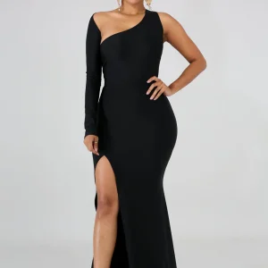 Robe noir ouverte sur le coté