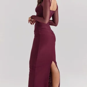 Robe longue bordeaux avec manches longues transparentes