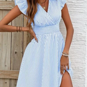 Robe rayée bleu et blanc avec décolleté en V