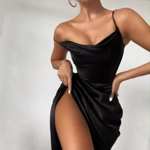 Robe Satinée avec Fente