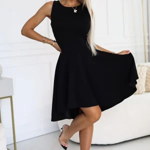 Robe noire évasée sans manches